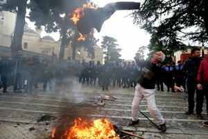 Pogledajte kako se protestuje u Tirani: Parlament bio pod opsadom