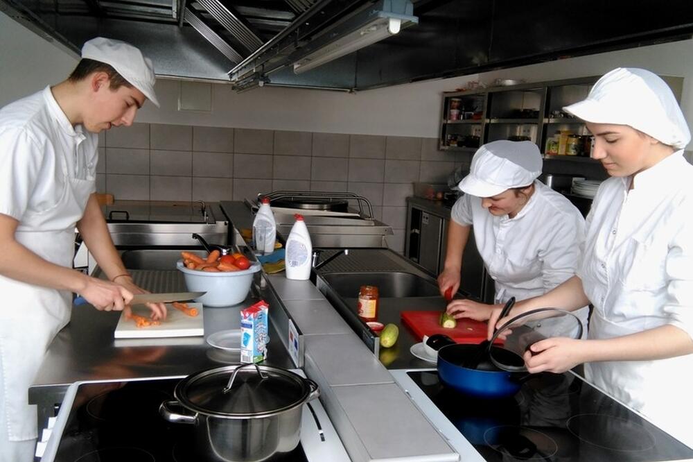 Aleksa, Jelena i Marija u kuhinji, Foto: Svetlana Mandić
