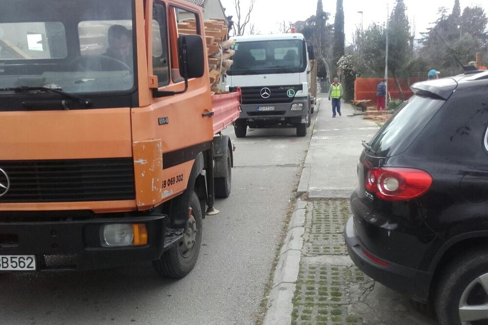 Kamion odvozi građu u ponedjeljak, Foto: Siniša Luković