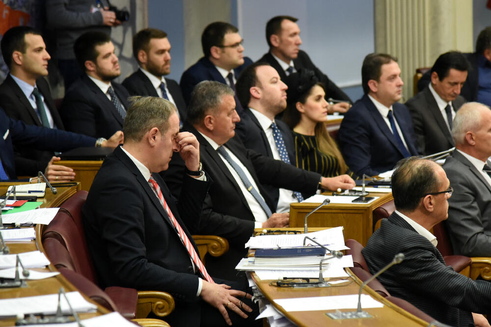 Zakonito im ono što oni utvrde: Poslanici vladajuće većine, Foto: Boris Pejović