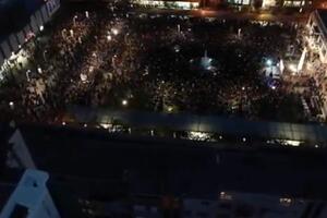 Snimak iz drona: Na hiljade ljudi "okupiralo" Trg nezavisnosti