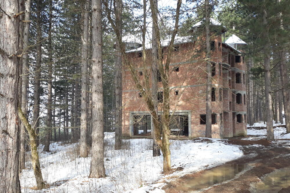 Napušteni objekat na brdu Jasikovac u kojem je djevojčica zlostavljana, Foto: Tufik Softić