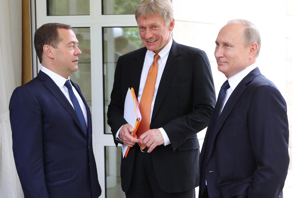 Medvedev, Peskov i Putin, Foto: Mikhail Klimentyev/AP