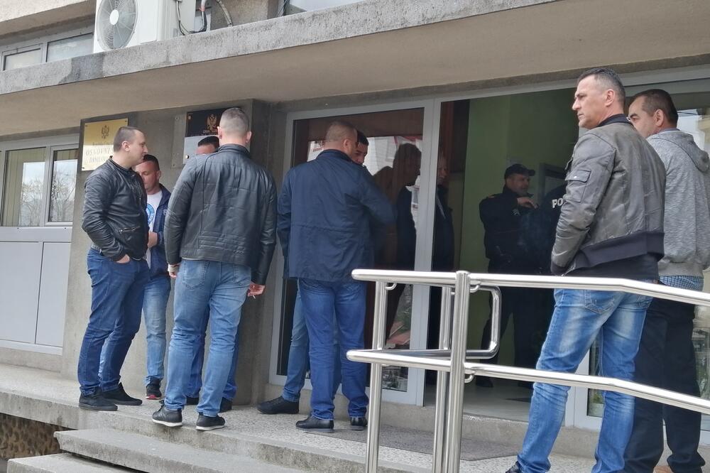 Optuženi ispred zgrade suda u Danilovgradu, Foto: Jelena Jovanović