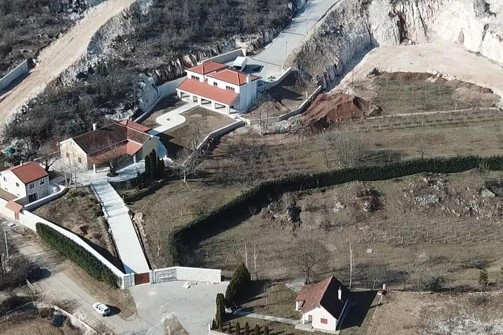 U katastru “ruševine” i livade, u stvarnosti kuće i vile: Imanje Đukanovića u Kočanima, Foto: Vijesti