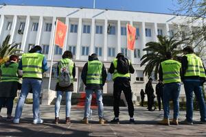 Građani opkolili institucije: "Odupri se" ispred zgrada Vlade,...