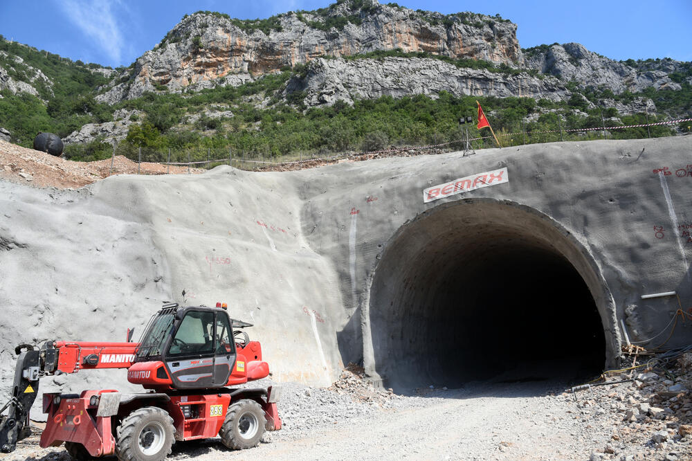 Najviše prihoda od gradnje auto-puta: Jedan od Bemaxovih tunela, Foto: Boris Pejović