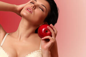 Recept za uživanje: Jabuke za nju, bademi i med za njega...
