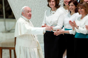 Papa Franjo: Kad postanete sluga mobilnom telefonu, gubite slobodu