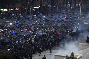 Tirana: Protestanti se ponovo sukobili sa policijom