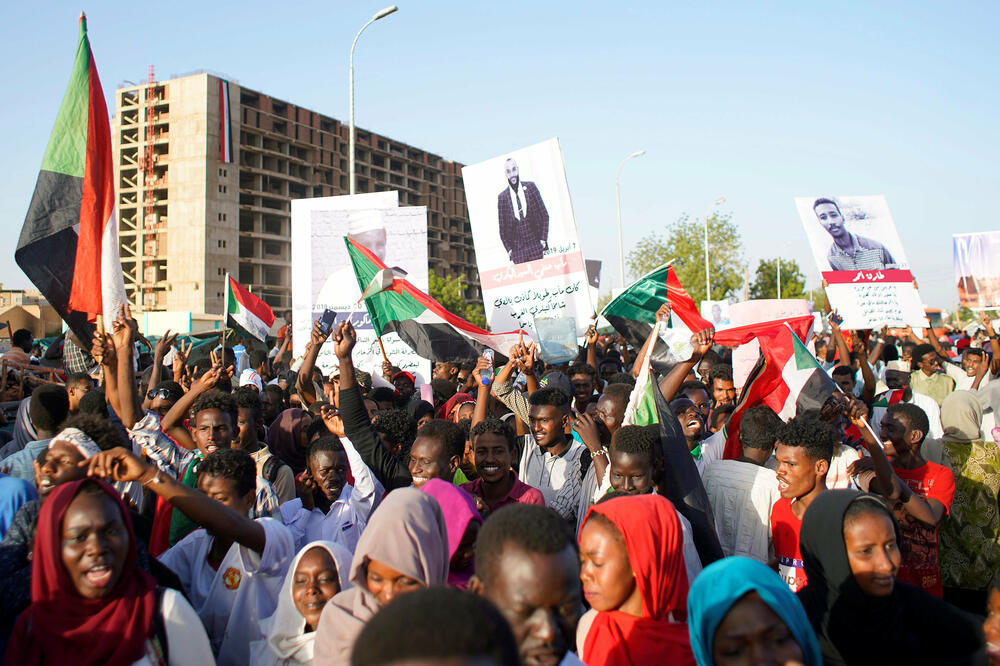 Slavlje demonstranata u Sudanu, Foto: Reuters