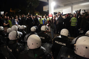 Građani ispred vrata RTCG: "Milo, lopove i ostavke"
