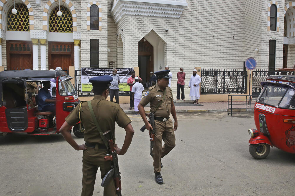 Pripadnici policije Šri Lanke čuvaju džamiju u Kolombu: Ilustracija, Foto: Manish Swarup/AP