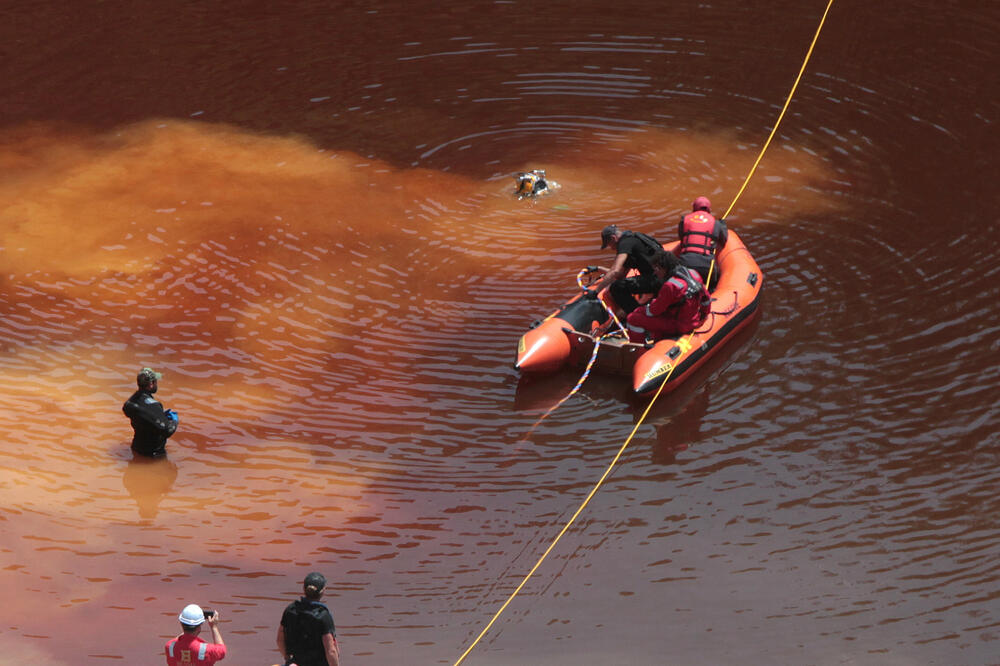Policija, forenzičari, spasioci i ronioci na jezeru u kojem je pronađeno tijelo, Foto: Reuters