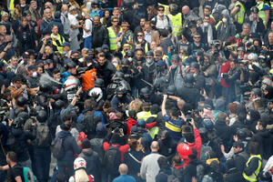 Sukobi demonstranata i policije u Parizu