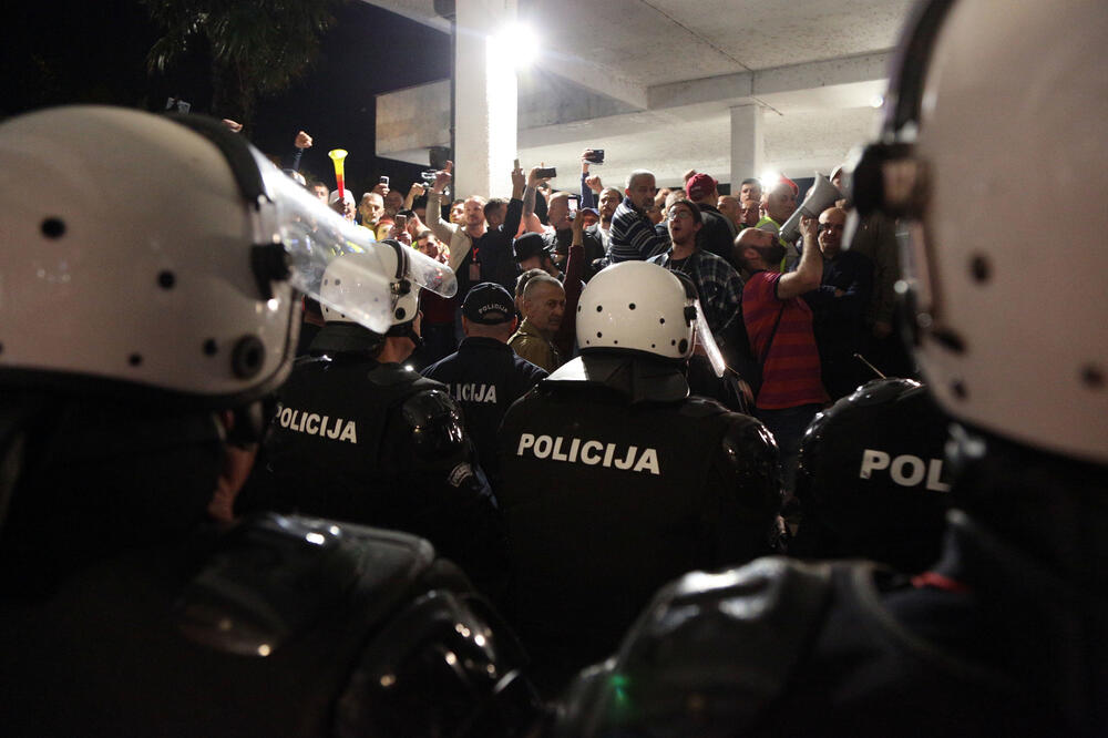 Učesnici građanskog protesta ispred ulaza u zgradu RTCG, Foto: Filip Roganović