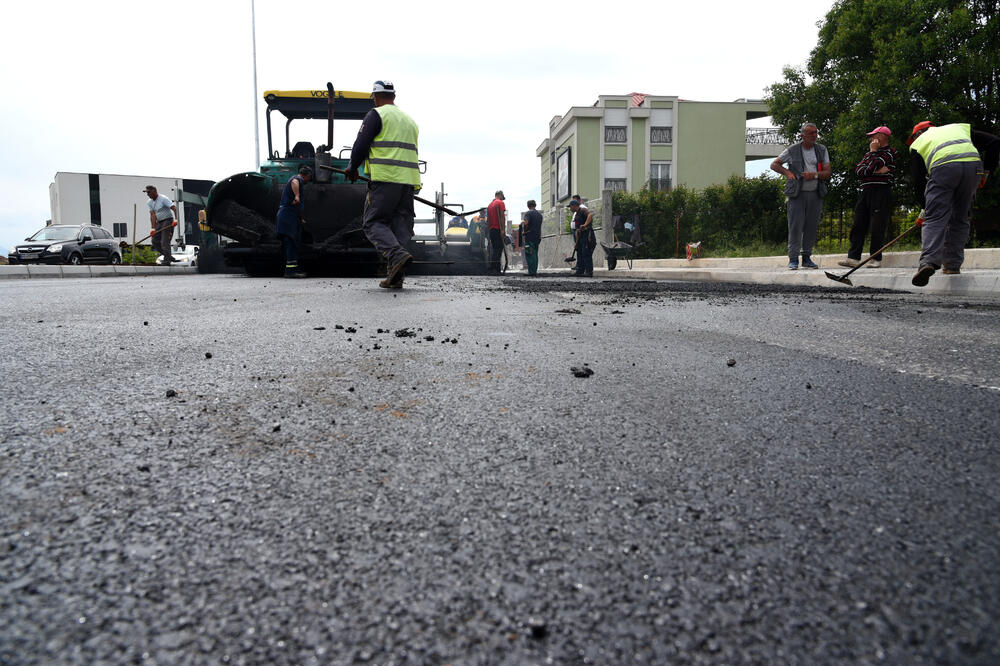 Zbog asfaltiranja saobraćaj se juče odvijao jednom od dvije trake bulevara, Foto: Boris Pejović