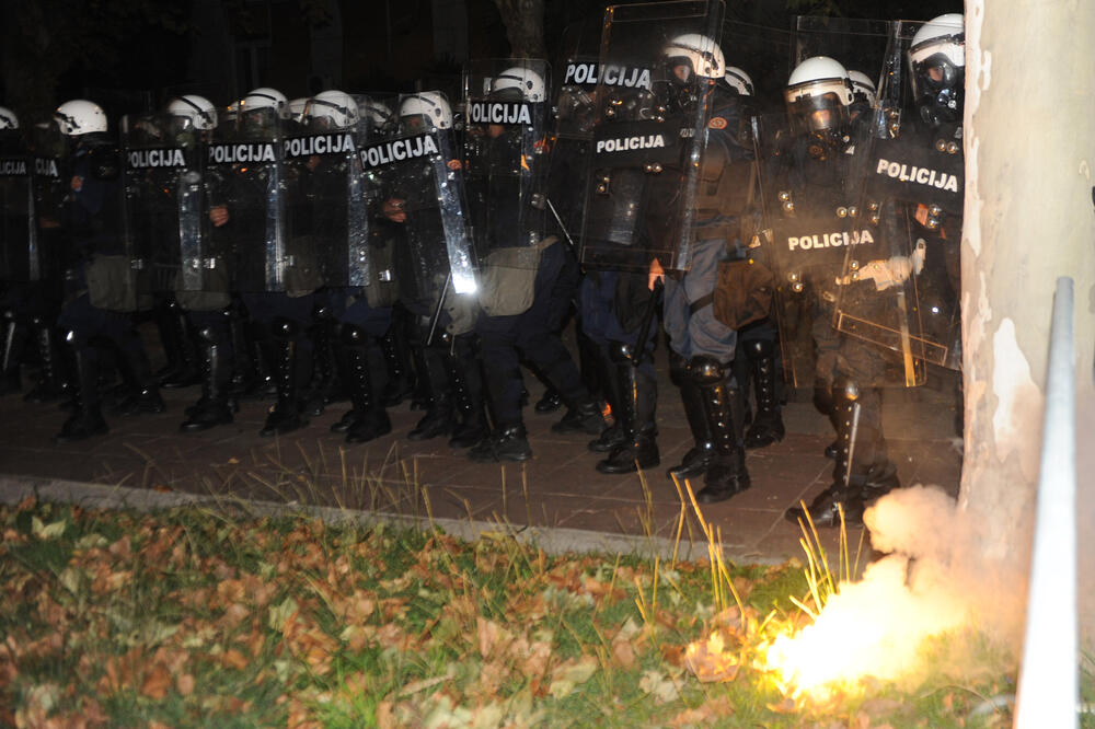 DPS ima mehanizme sile: Sa protesta tokom kojeg su se građani sukobili sa policijom, Foto: Savo Prelević