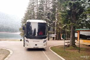 Podižu rampu i turiste autobusima voze do Crnog jezera