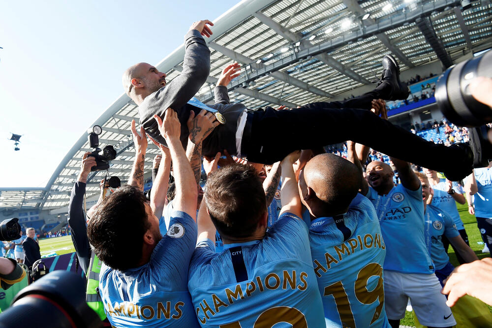 Gvardiola na rukama igrača, Foto: Reuters