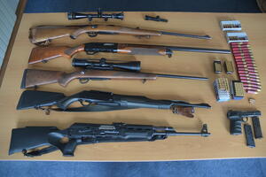U stanu Cetinjanina pronađene puške, pištolj, municija