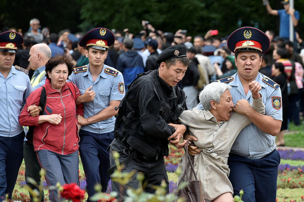 Policija privodi pristalice opozicije, Foto: Reuters