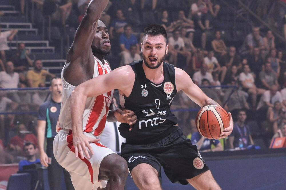 Sa meča Crvena zvezda - Partizan