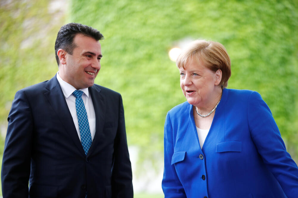 Zaev sa njemačkom kancelarkom Angelom Merkel, Foto: HANNIBAL HANSCHKE