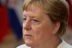 Velt: Merkelova "žestoko" napadnuta u EPP