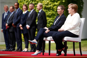 Merkelova prekršila protokol, sjedjela tokom intoniranja himni