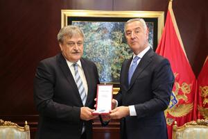 Đukanović uručio Močniku medalju za zasluge