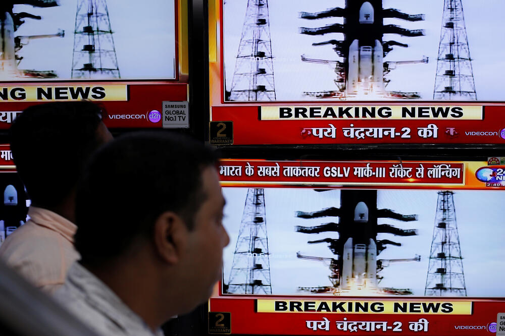 Indijci posmatraju lansiranje, Foto: Reuters