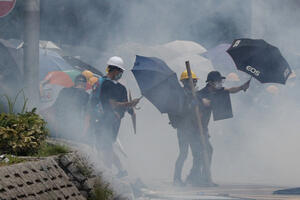 Demonstracije i u gradu blizu Hong Konga: Policija bacila suzavac...