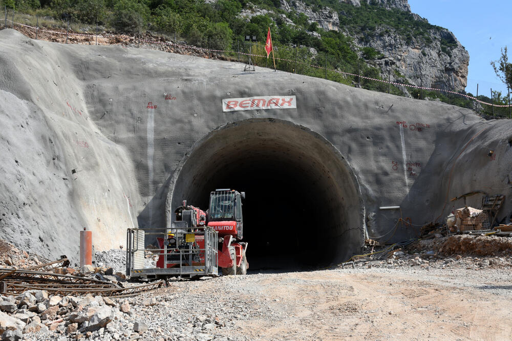 Radnik je teže povrijeđen u podgoričkom naselju:  Sa gradilišta na Smokovcu, Foto: Boris Pejović