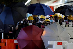 Hongkong: Demonstranti bacili zastavu Kine, demolirana policijska...
