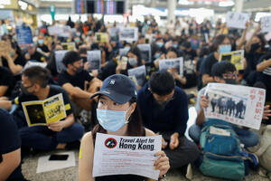Studenti skreću pažnju putnicima: "Spasite Hongkong od tiranije i...
