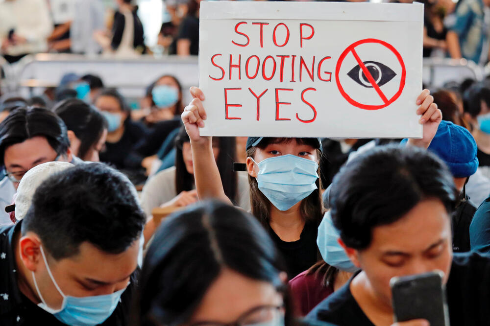 Sa jučerašnjeg protesta na aerodromu u Hong kongu, Foto: Tyrone Siu/Reuters