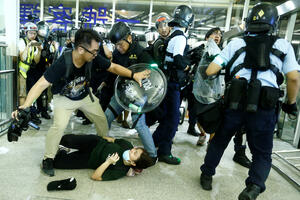 Većina demonstranata napustila aerodrom u Hongkongu: Policija...