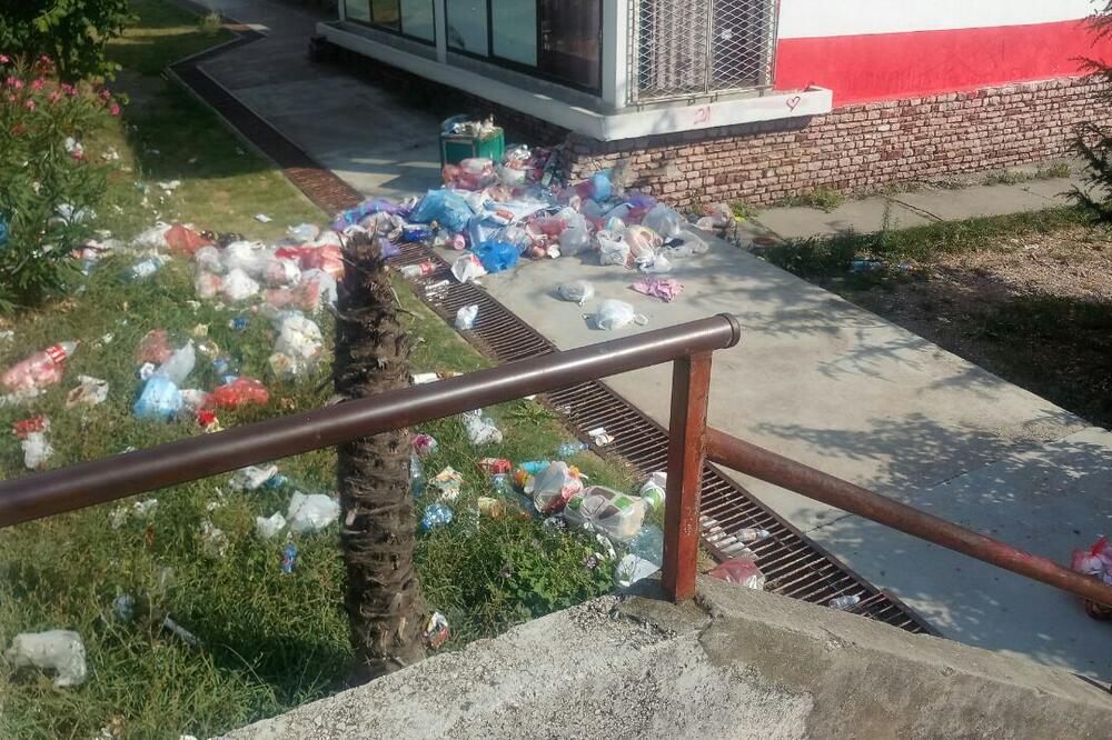 Razbacana gomila smeća kod barske OŠ, Foto: DOO Komunalne djelatnosti