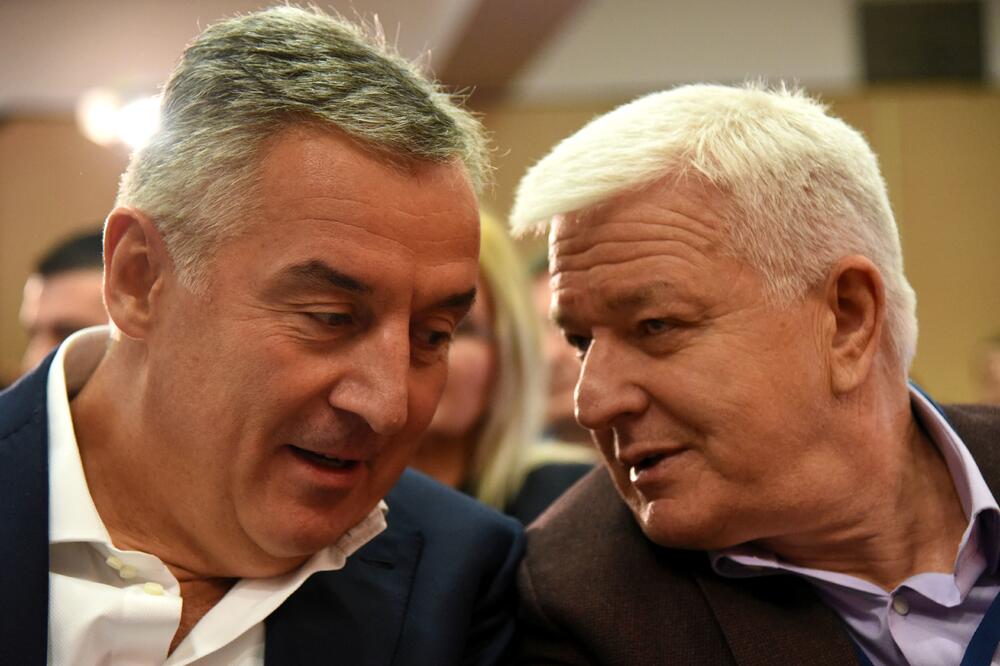 Vlade Đukanovića i Markovića darežljive prema funkcionerima, Foto: Boris Pejović
