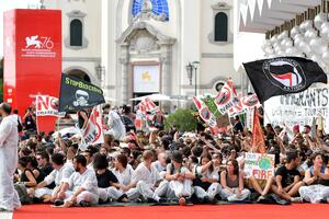 Aktivisti na crvenom tepihu u Veneciji: Protest protiv krstarećih...