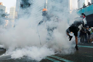 FOTO i VIDEO Hongkong: Policija suzavcem i vodenim topovima na...