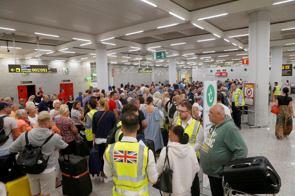Putnici "Tomas Kuka" na aerodromu u Majorci, Foto: Reuters