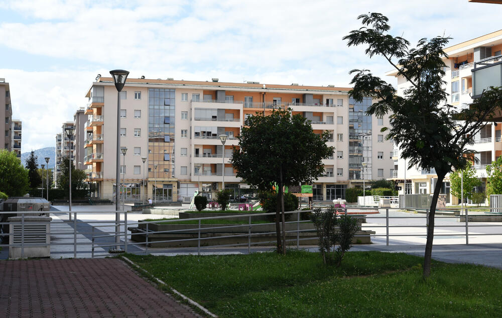 Ministar Pavle Radulović kazao je da uživa u jednom djelu City kvarta koji ima zelenu površinu. "Nije velika, ali je ima. Između dva restorana...", kazao je ministar.Fotoreporter "Vijesti" obišao je Citi kvart kako bi se čitaoci uvjerili koliko je taj dio grada obilat zelenim oazama.