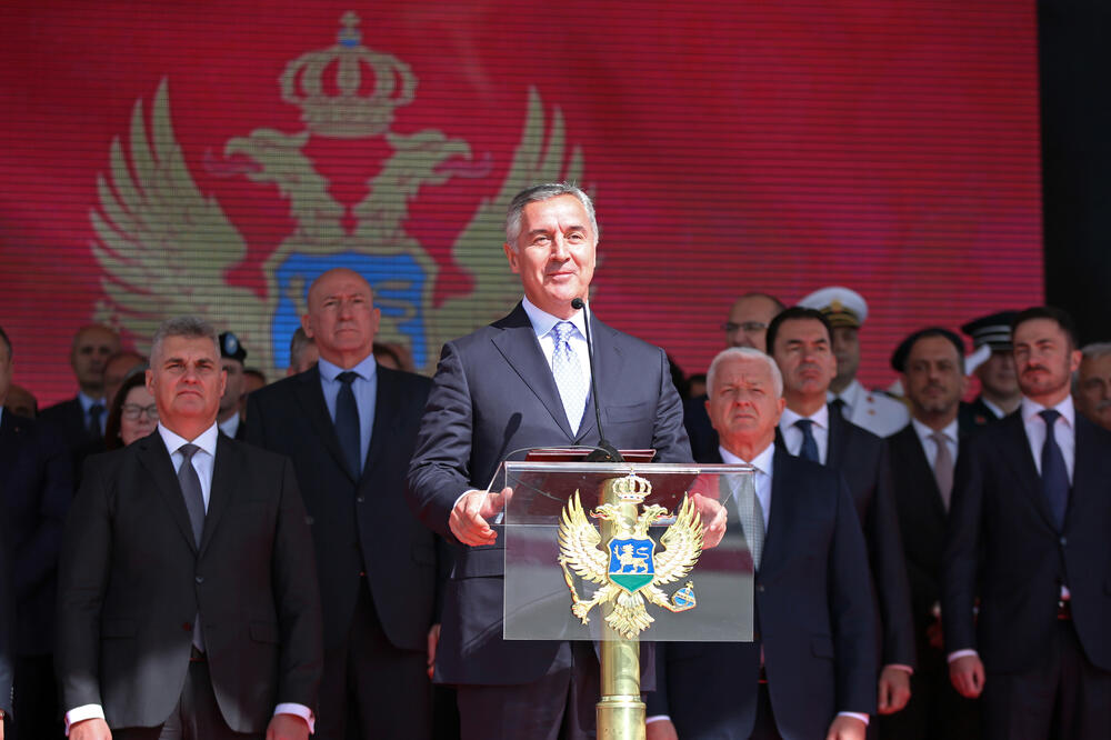 Đukanović sa državnim zvaničnicima juče na proslavi Dana vojske, Foto: Predsjednik