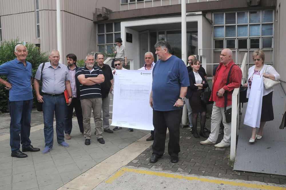 Višegodišnja agonija bez kraja: Sa jednog od protesta klijenata ispred Osnovnog suda, Foto: Zoran Đurić