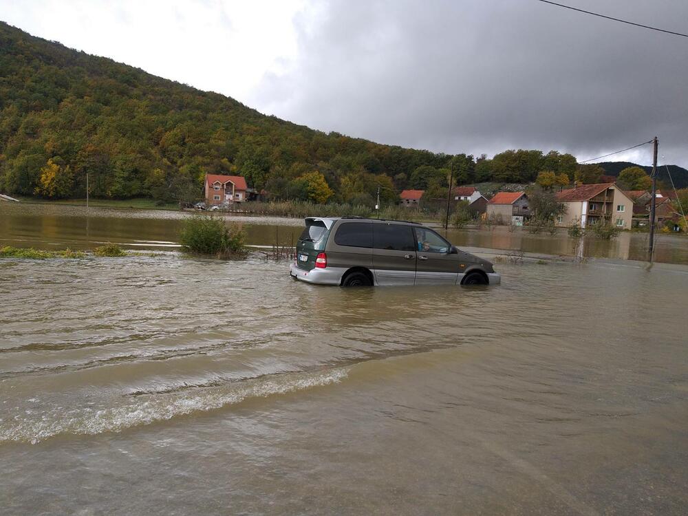 Obilna kiša izazvala je poplave na teritoriji Nikšića, a zbog velike količine vode na putu, zatvoren je saobraćaj preko Mokre Njive. Ne može se proći ni prkeo Brezovackog mosta.Pogledajte fotografije koje je zabilježila novinarka "Vijesti" Svetlana Mandić