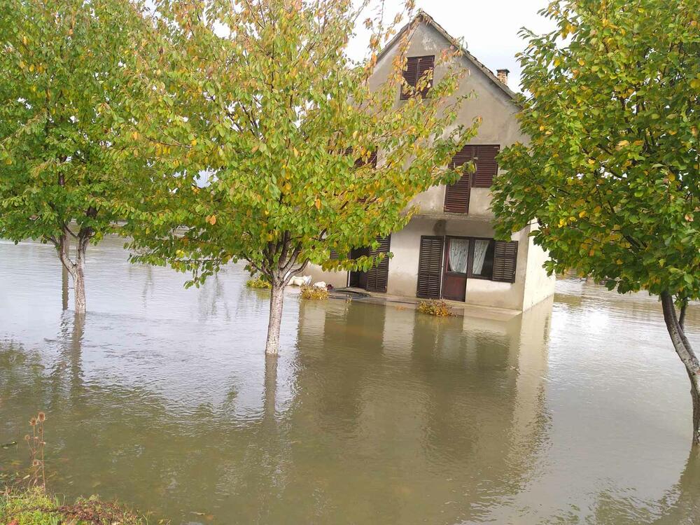 Obilna kiša izazvala je poplave na teritoriji Nikšića, a zbog velike količine vode na putu, zatvoren je saobraćaj preko Mokre Njive. Ne može se proći ni prkeo Brezovackog mosta.Pogledajte fotografije koje je zabilježila novinarka "Vijesti" Svetlana Mandić