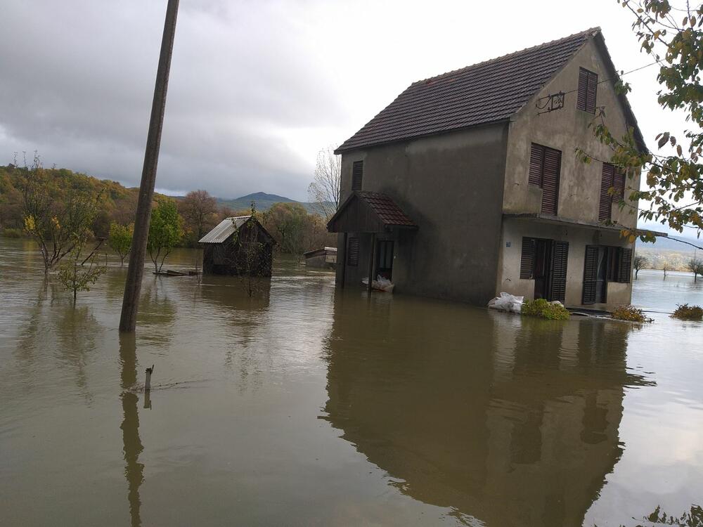 Obilna kiša izazvala je poplave na teritoriji Nikšića, a zbog velike količine vode na putu, zatvoren je saobraćaj preko Mokre Njive. Ne može se proći ni prkeo Brezovackog mosta.Pogledajte fotografije koje je zabilježila novinarka "Vijesti" Svetlana Mandić