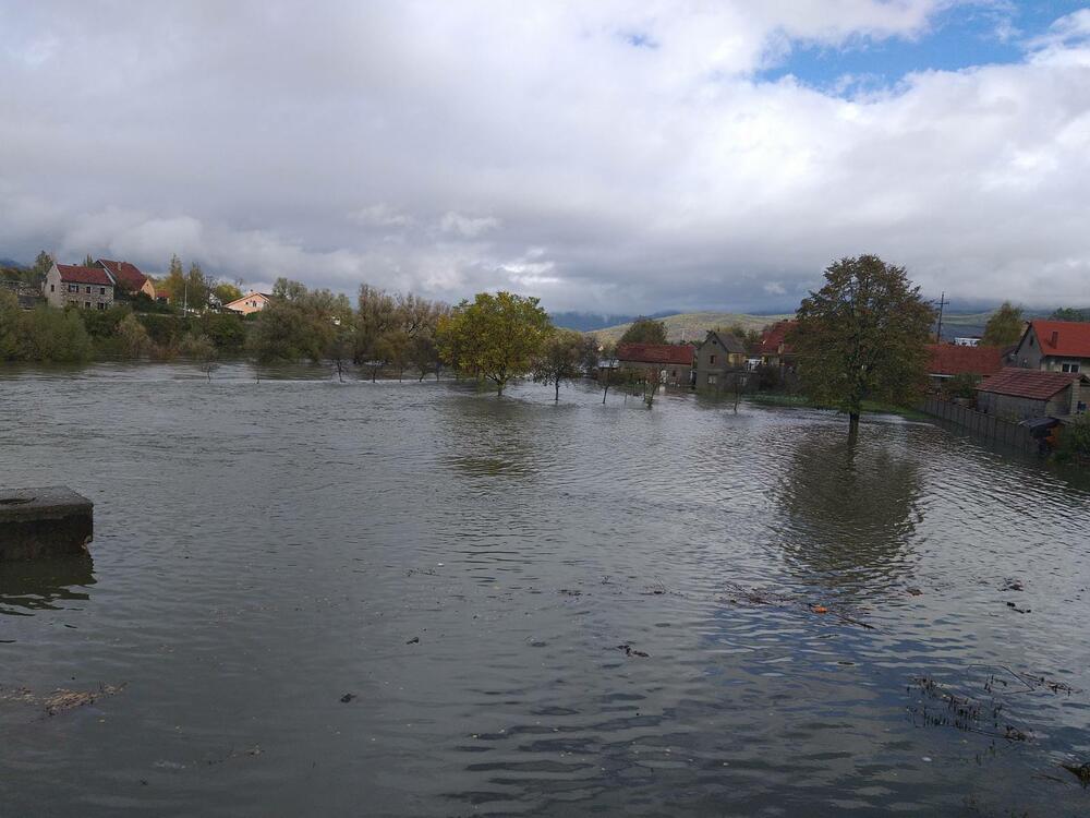 Obilna kiša izazvala je poplave na teritoriji Nikšića, a zbog velike količine vode na putu, zatvoren je saobraćaj preko Mokre Njive. Ne može se proći ni prkeo Brezovackog mosta.Pogledajte fotografije koje je zabilježila novinarka "Vijesti" Svetlana Mandić